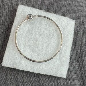 NWOT pandora moments Sterling silver bangle bracelet 7.5 inches